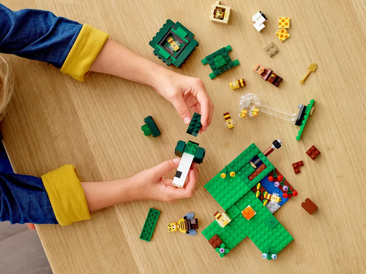 LEGO The Bee Farm (21165) - image 9