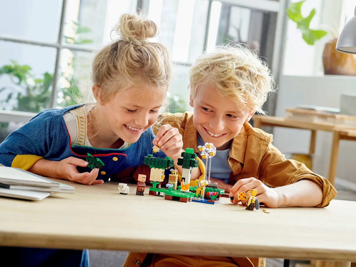LEGO The Bee Farm (21165) - image 10