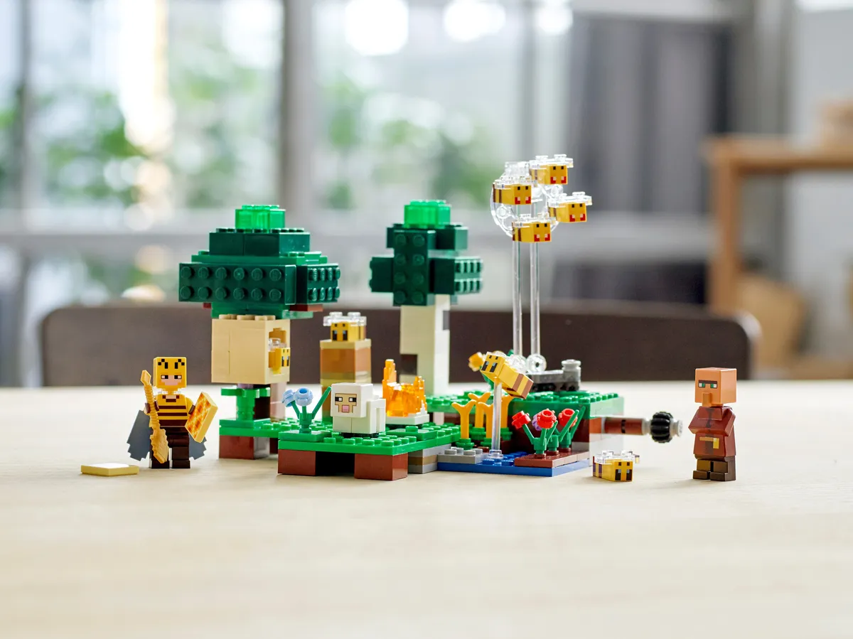 LEGO The Bee Farm (21165) - image 11