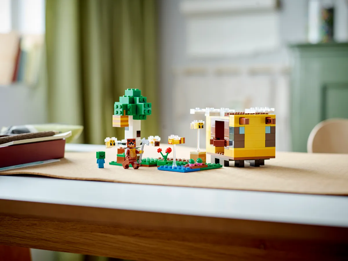 LEGO The Bee Cottage (21241) - afbeelding 9