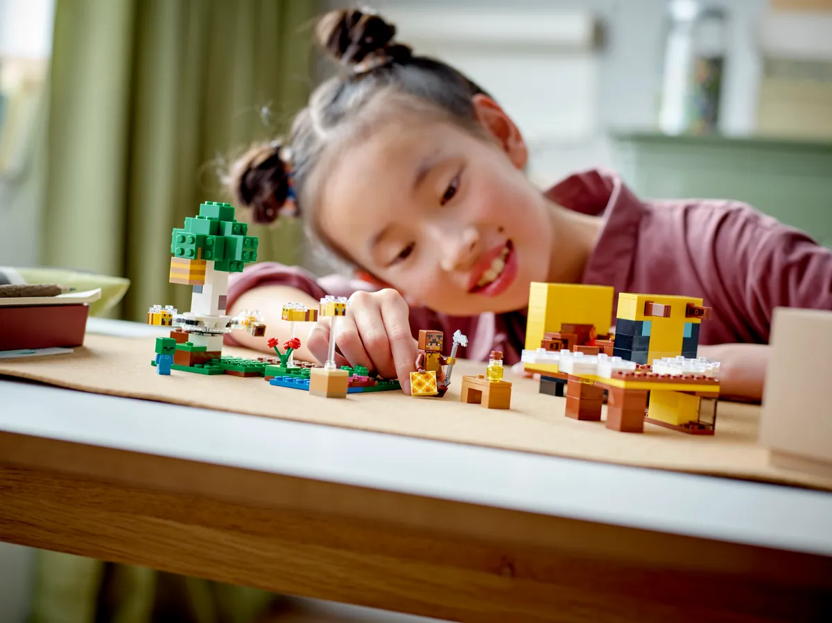 LEGO The Bee Cottage (21241) - afbeelding 8