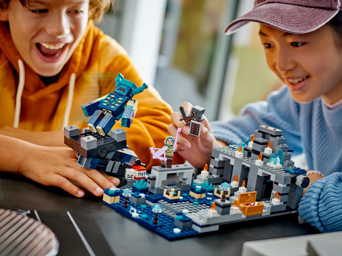 LEGO The Deep Dark Battle (21246) - Bild 7