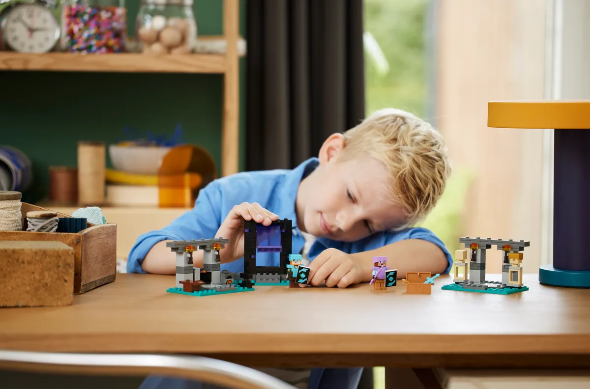 LEGO The Armory (21252) - image 7