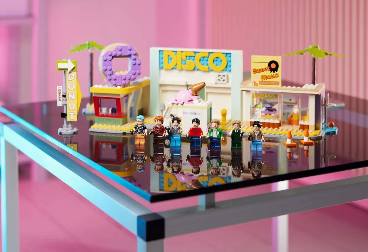LEGO BTS Dynamite (21339) - image 12