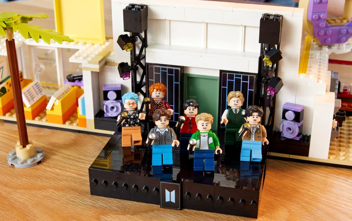 LEGO BTS Dynamite (21339) - image 13