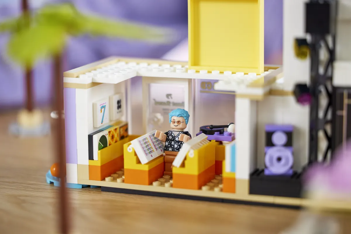 LEGO BTS Dynamite (21339) - image 5