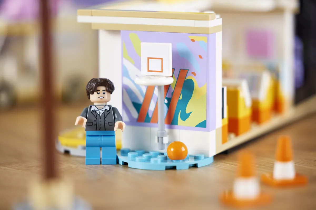 LEGO BTS Dynamite (21339) - image 7