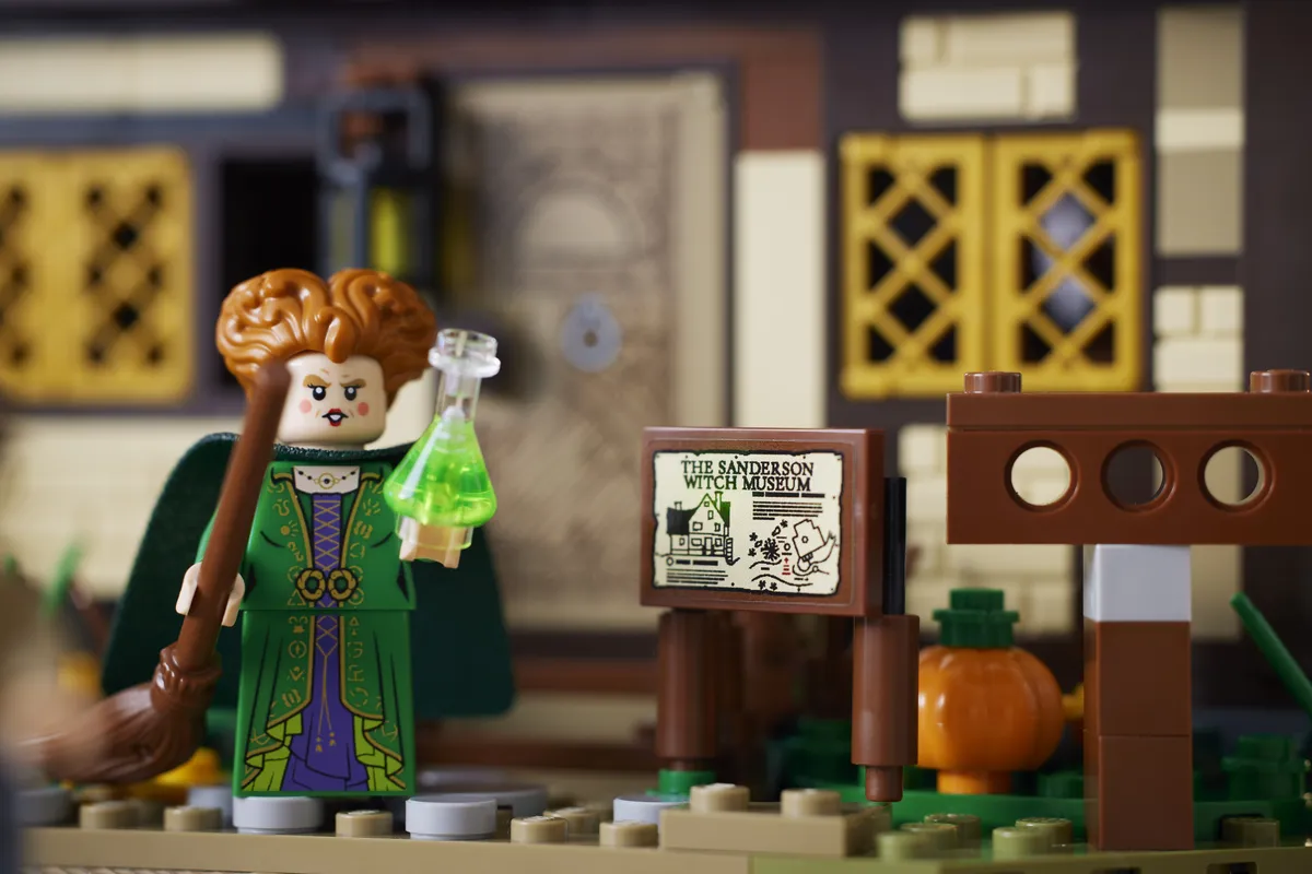 LEGO Disney Hocus Pocus: The Sanderson Sisters' Cottage (21341) - Bild 16