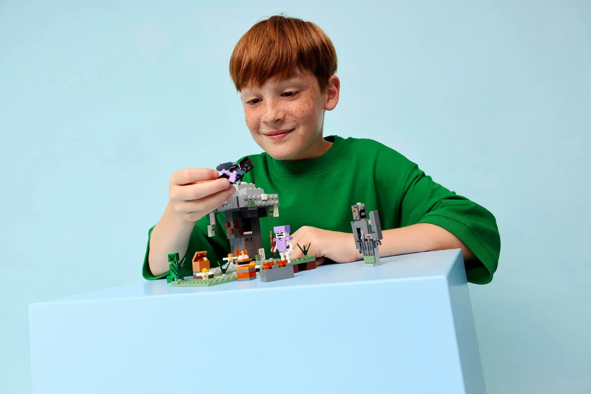 LEGO The Pale Garden (21586) - Bild 7