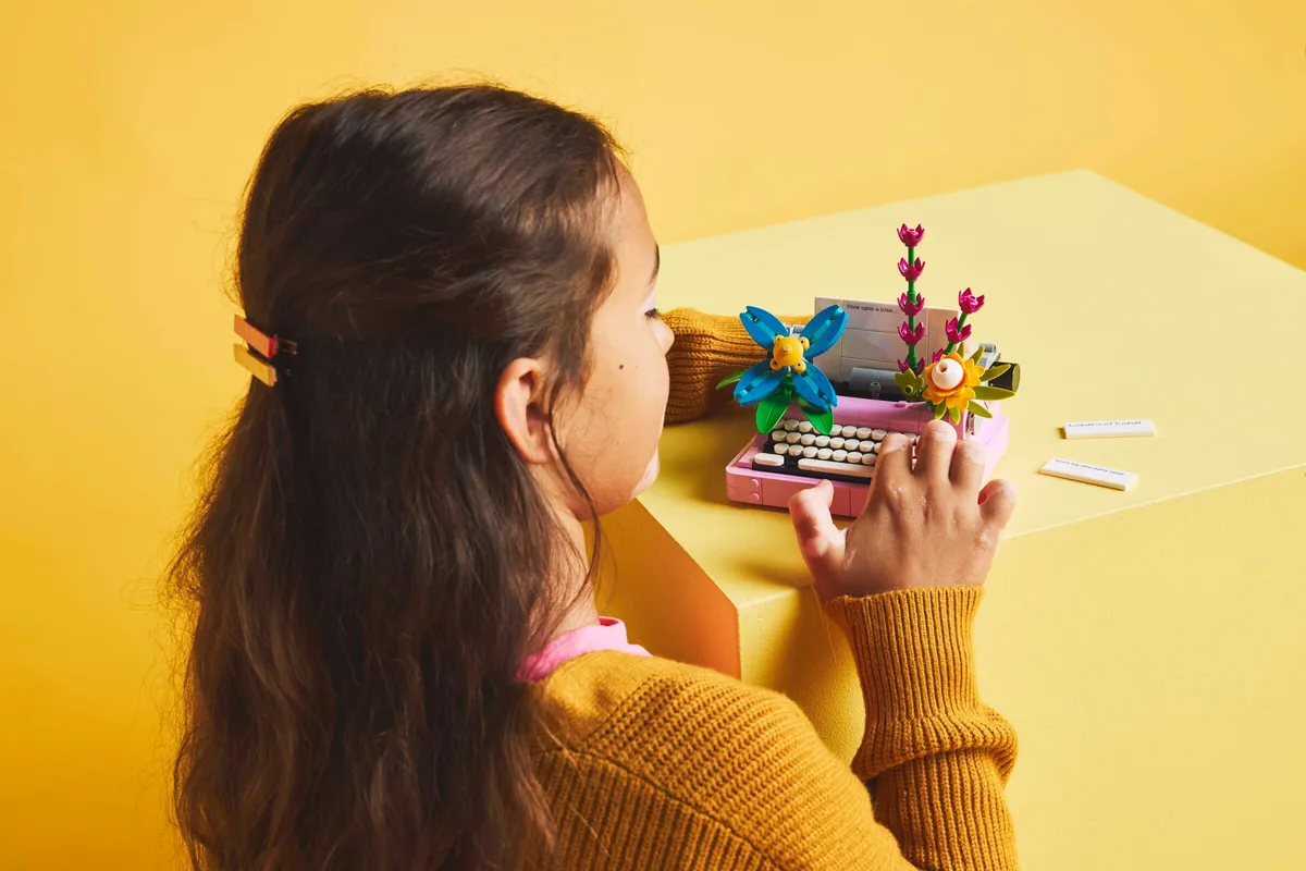 LEGO Typewriter with Flowers (31169) - Bild 5