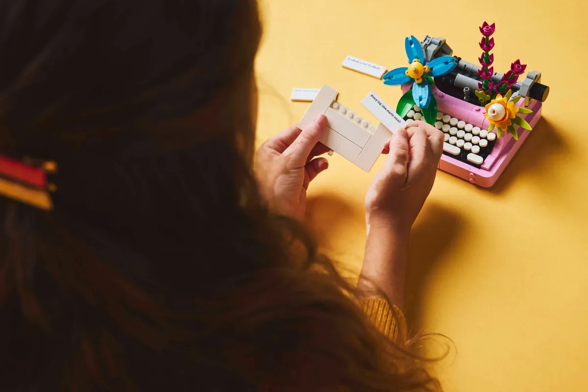 LEGO Typewriter with Flowers (31169) - Bild 6
