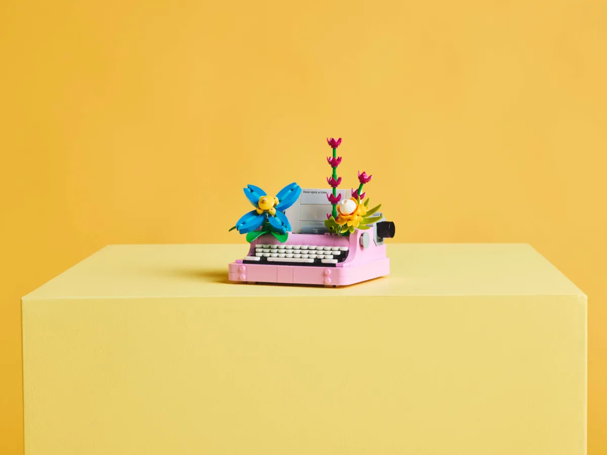 LEGO Typewriter with Flowers (31169) - Bild 7