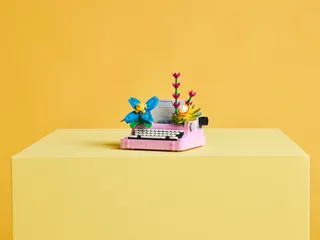 Typewriter with Flowers von LEGO – Produktfoto 8 von 11