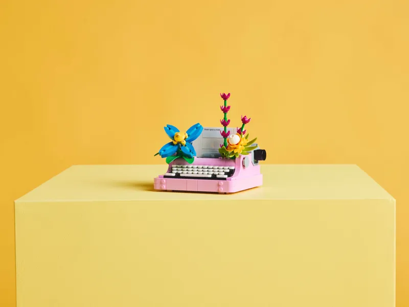 Typewriter with Flowers von LEGO – Produktfoto 8 von 11