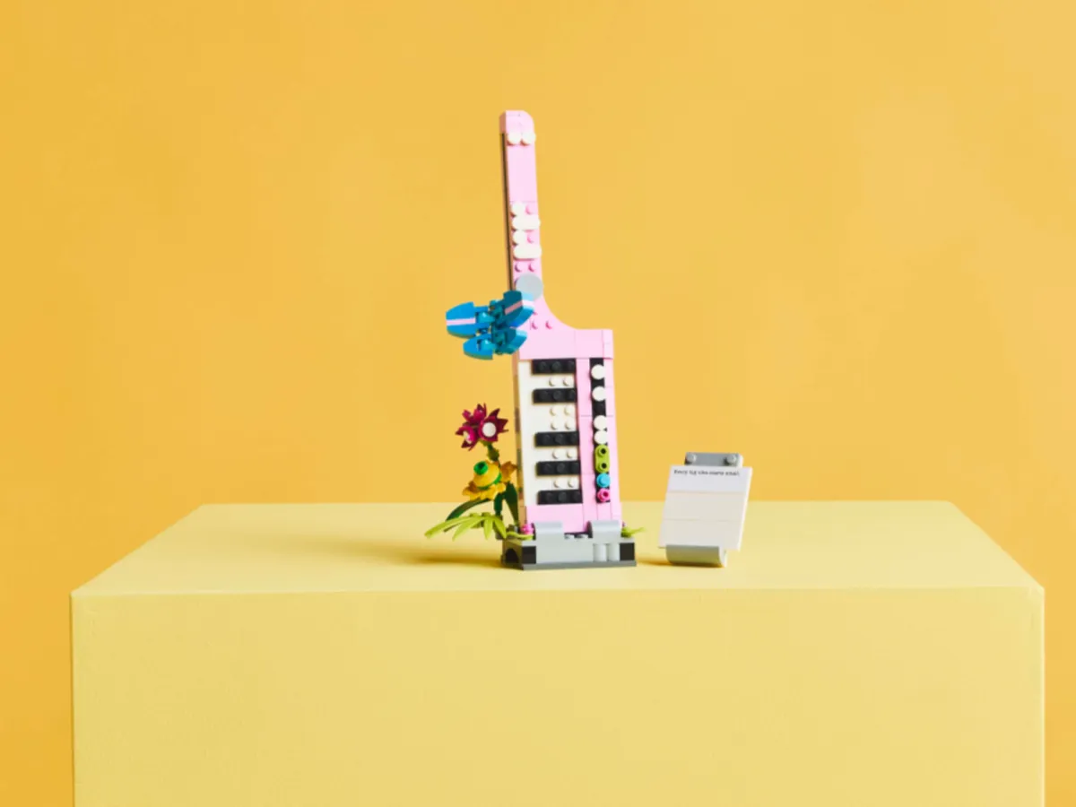 LEGO Typewriter with Flowers (31169) - Bild 8