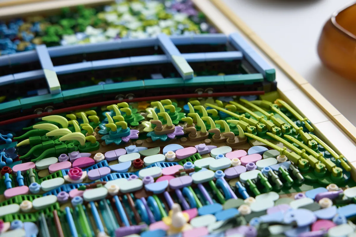 LEGO Claude Monet – Bridge over a Pond of Water Lilies (31220) - image 11