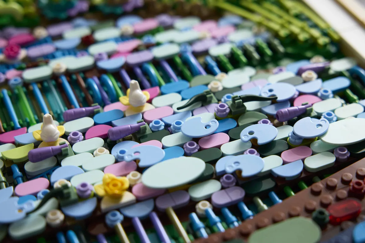 LEGO Claude Monet – Bridge over a Pond of Water Lilies (31220) - image 13