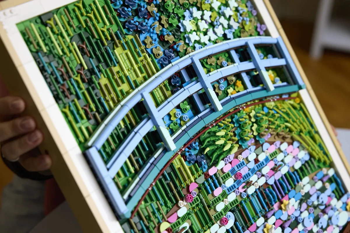 LEGO Claude Monet – Bridge over a Pond of Water Lilies (31220) - image 14