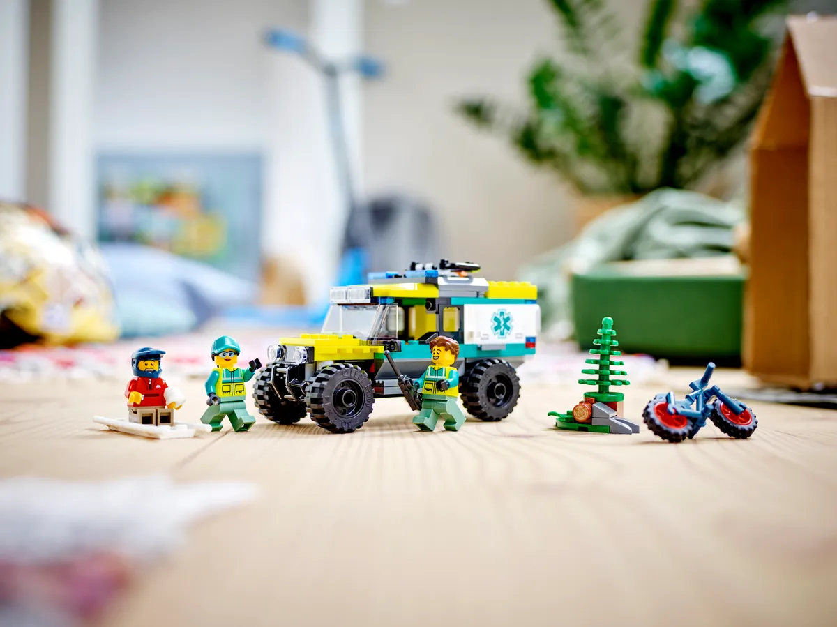 LEGO 4x4 Off-Road Ambulance Rescue (40582) - image 3