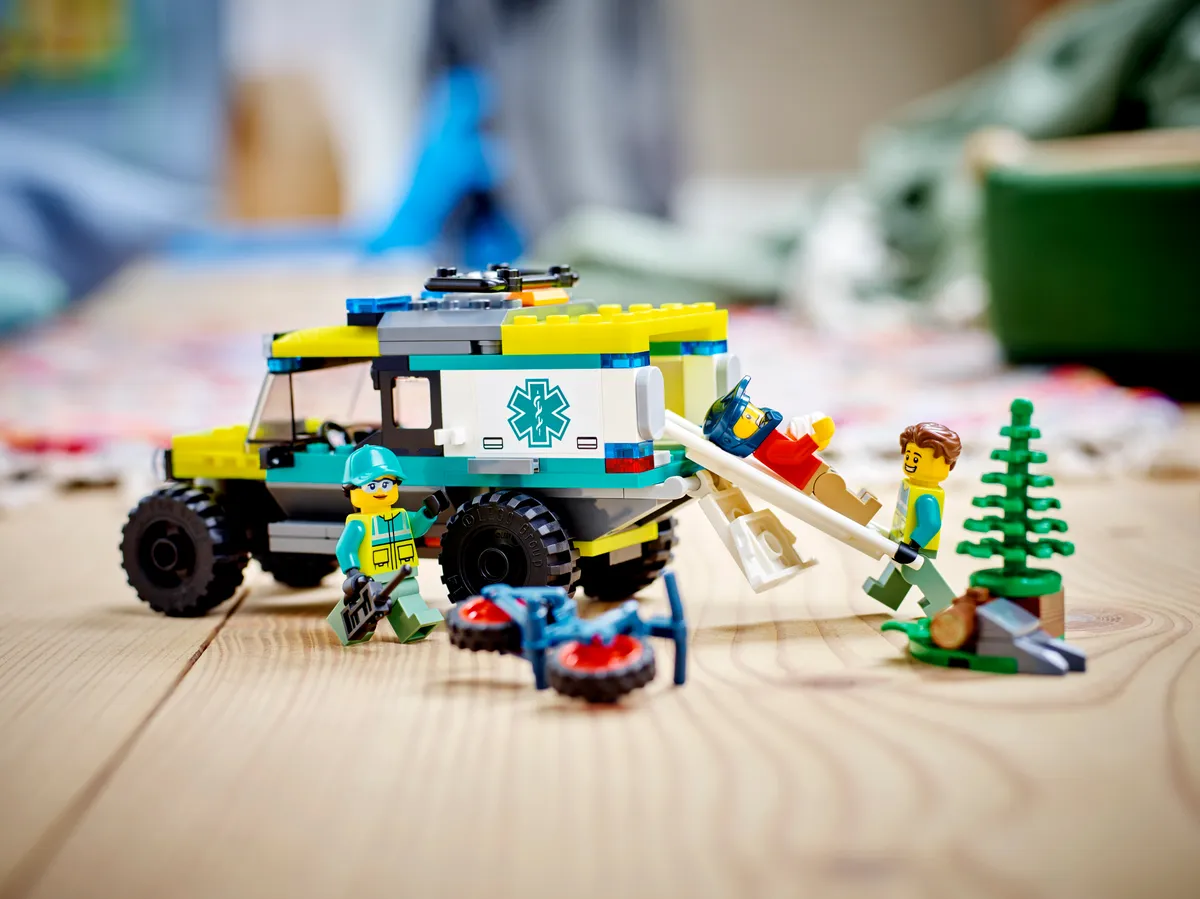 LEGO 4x4 Off-Road Ambulance Rescue (40582) - image 4