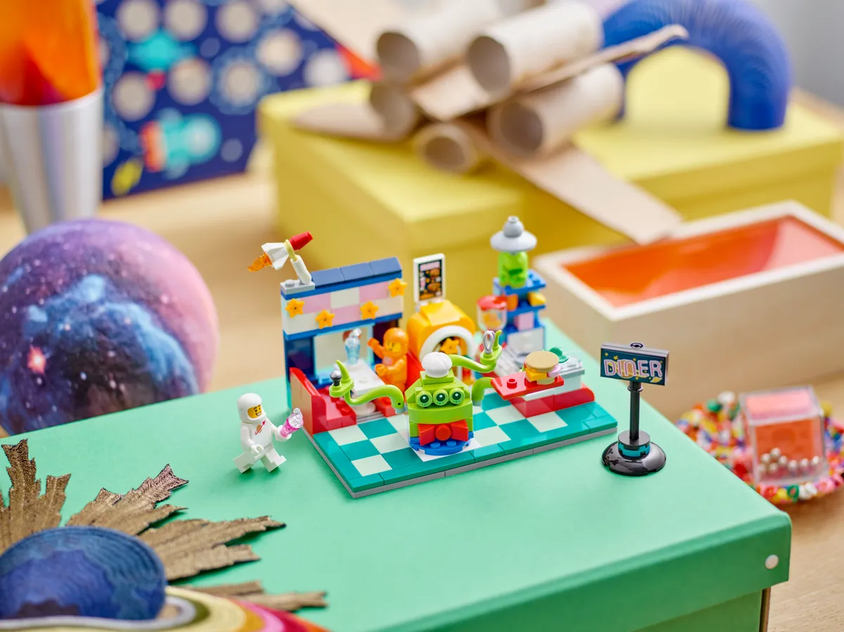 LEGO Alien Space Diner (40687) - image 3