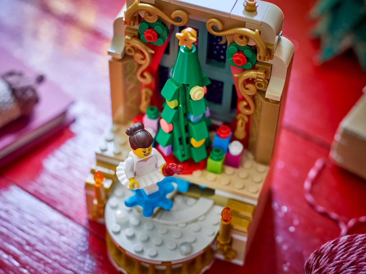 LEGO Ballerina & Nutcracker Scene (40701) - image 4