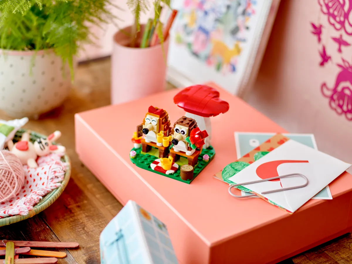 LEGO Hedgehog Picnic Date (40711) - image 3