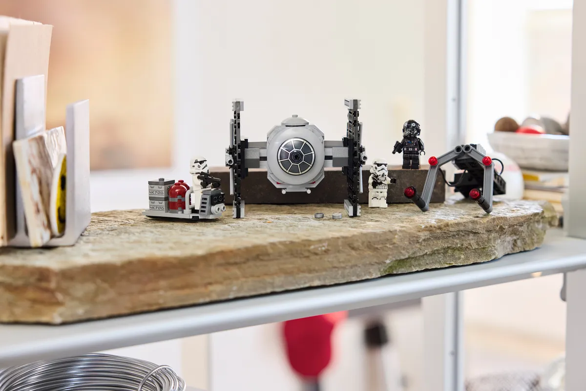 LEGO TIE Fighter™ with Imperial Hangar Rack (40771) - Bild 2