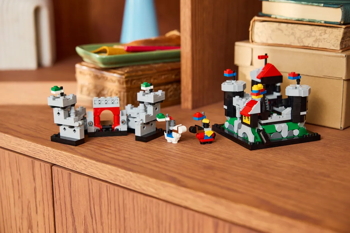 LEGO Mini Knight's Castle (40775) - image 2