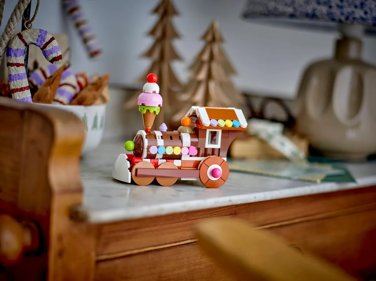 LEGO Celebration Series: Gingerbread Train Ornament (40777) - Bild 2