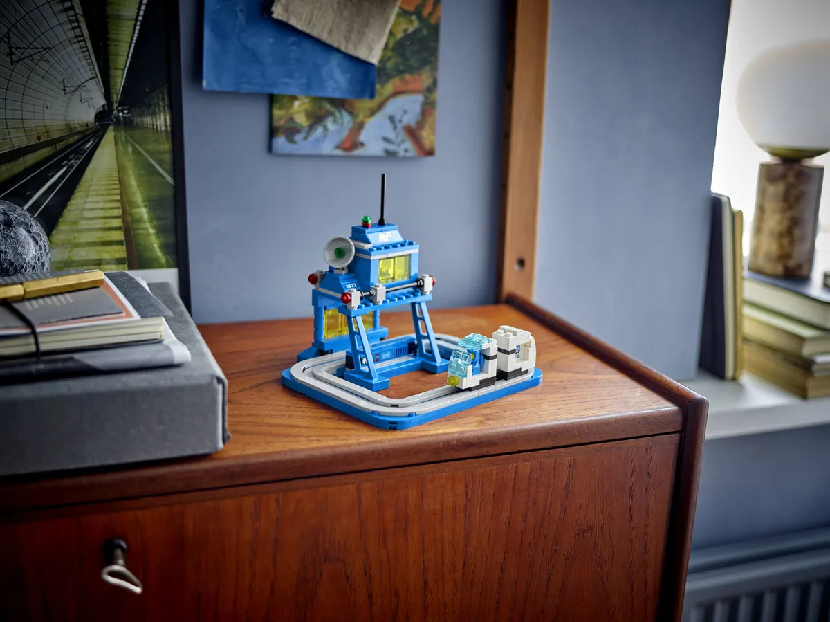 LEGO Micro Command Centre (40786) - image 3