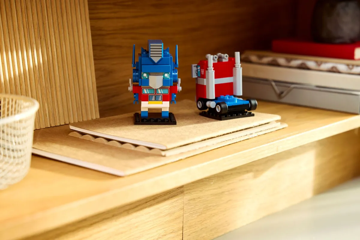 LEGO Optimus Prime Robot & Vehicle (40803) - Bild 6