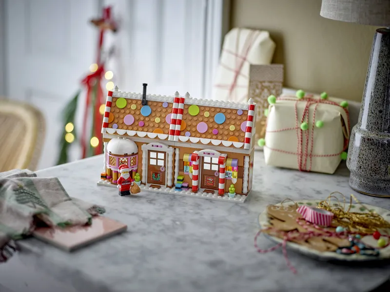 Festive Gingerbread House by LEGO – product photo 8 of 10