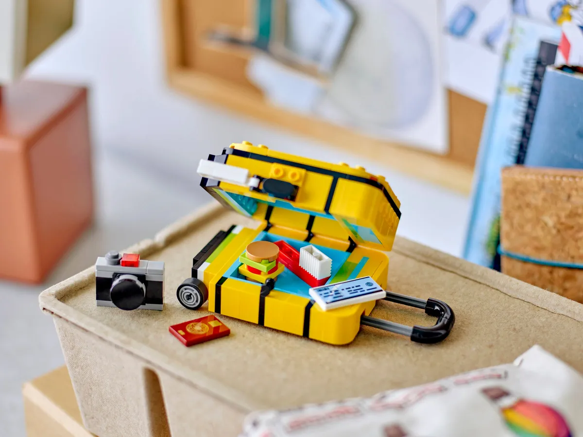 LEGO Yellow Travel Suitcase (40817) - Bild 4