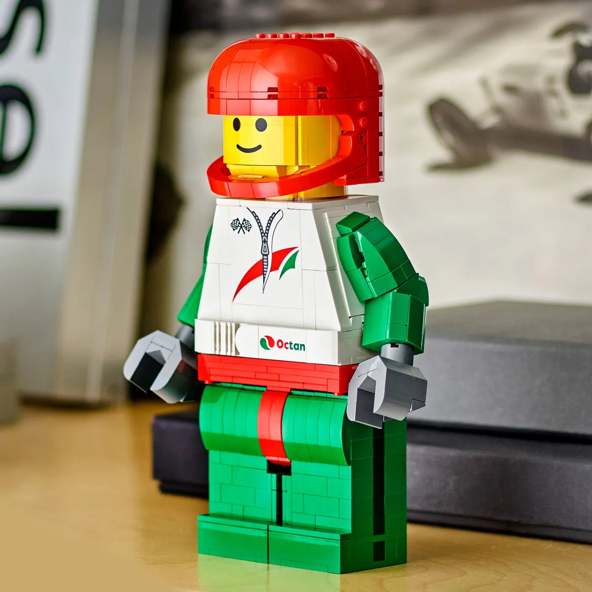 LEGO Up-Scaled Racing Driver Minifigure (40819) - Bild 4