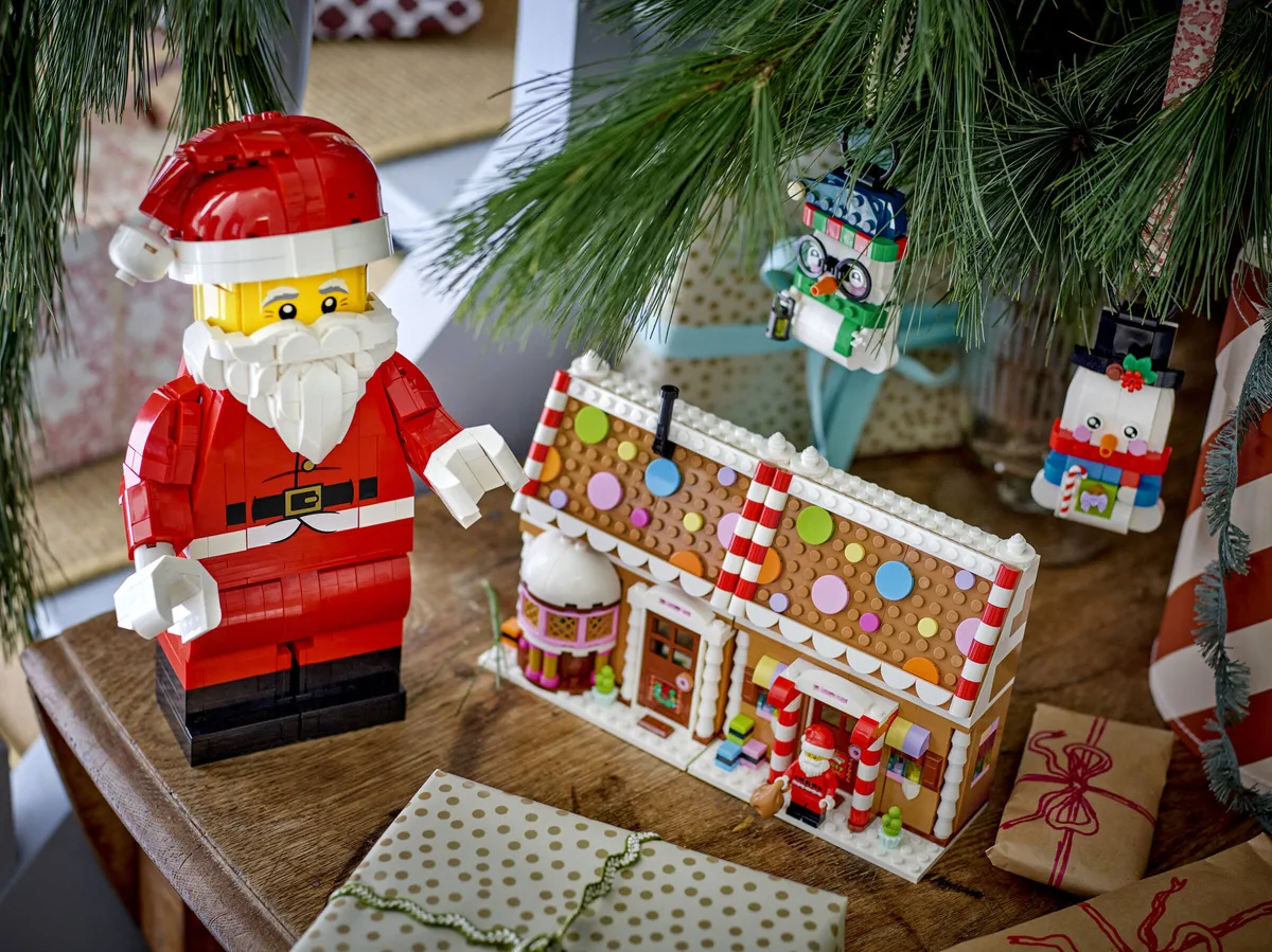 LEGO Up-Scaled Santa Minifigure (40820) - Bild 5