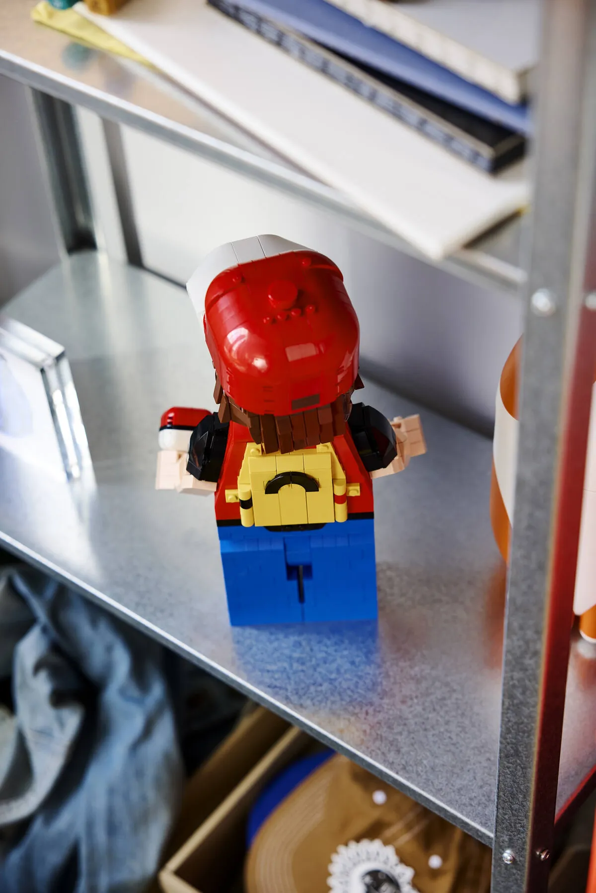 LEGO Up-Scaled Red Minifigure (40868) - Bild 10