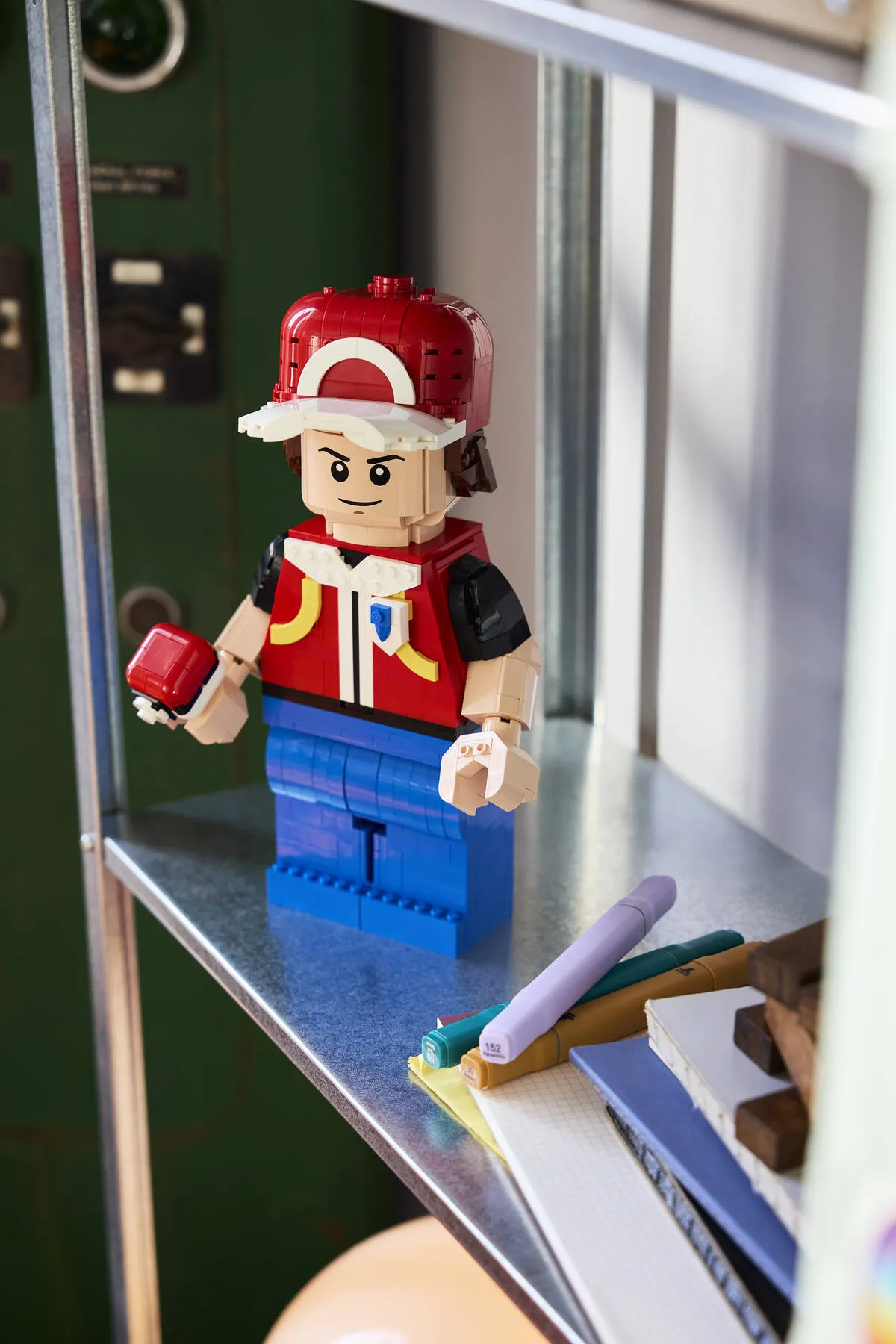 LEGO Up-Scaled Red Minifigure (40868) - Bild 7