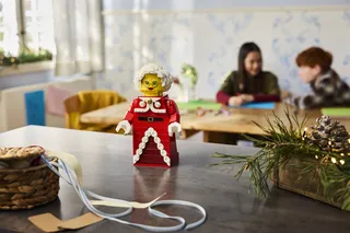 Up-Scaled Mrs. Claus Minifigure fra LEGO – produktfoto 8 af 9