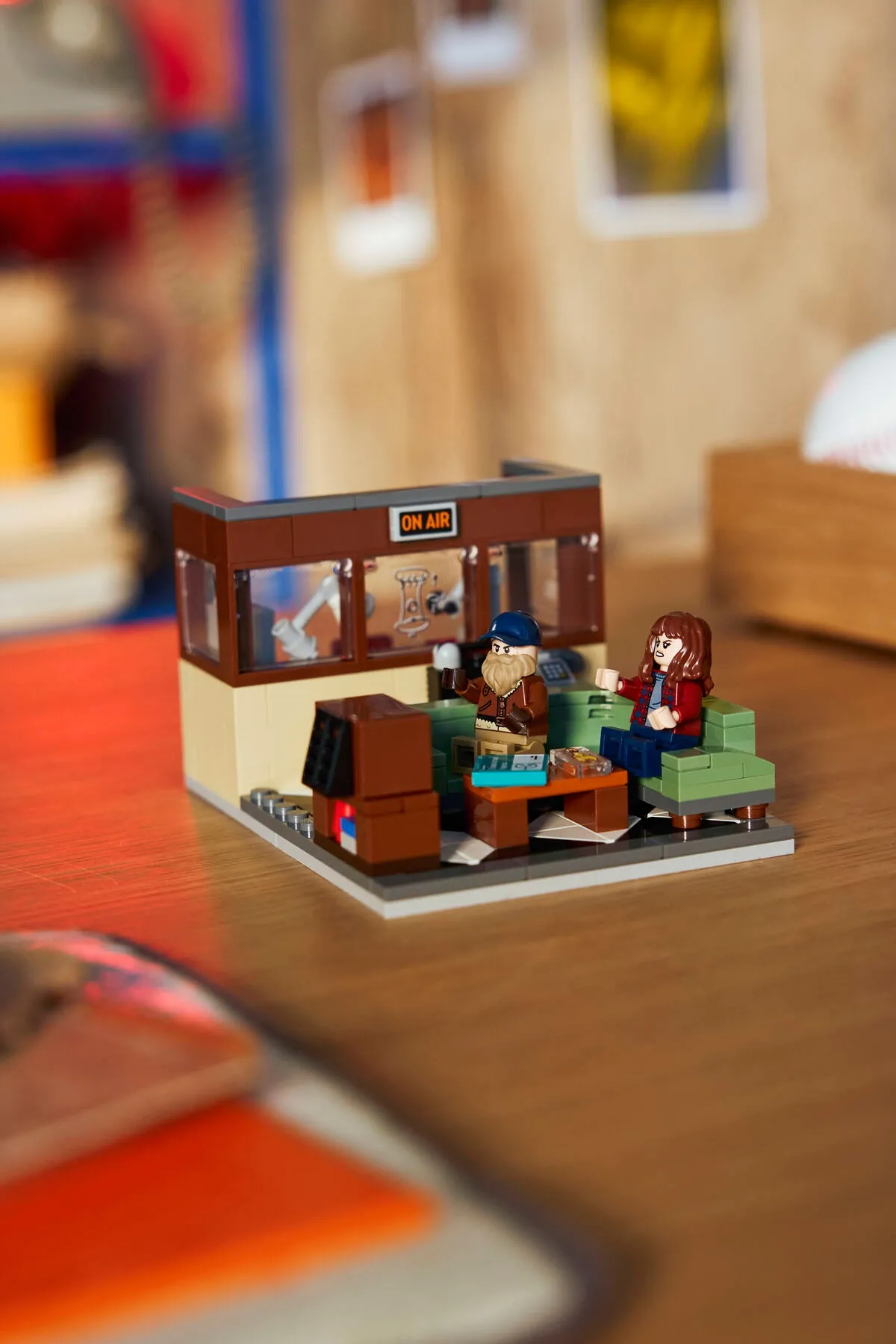 LEGO Stranger Things: WSQK Radio Station (40891) - Bild 2
