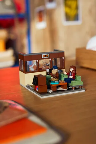 Stranger Things: WSQK Radio Station de LEGO – photo du produit 3 sur 8
