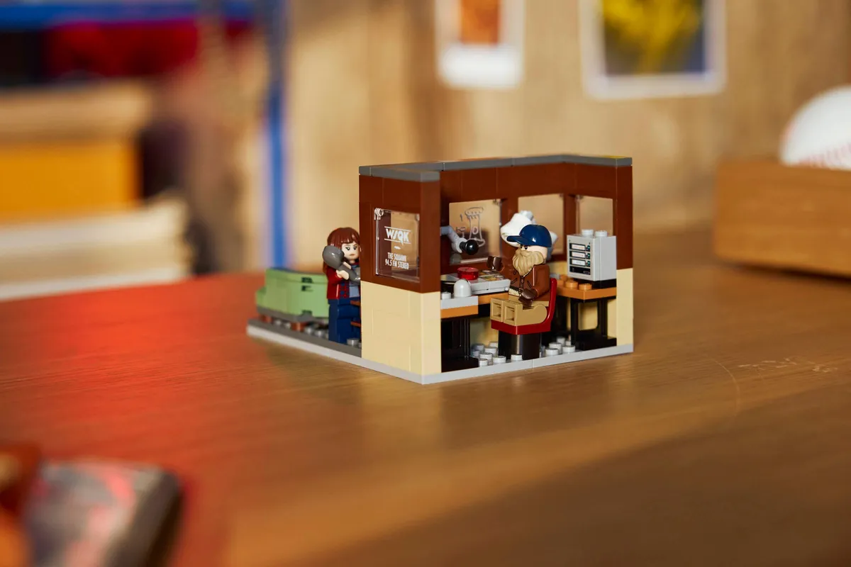LEGO Stranger Things: WSQK Radio Station (40891) - Bild 3