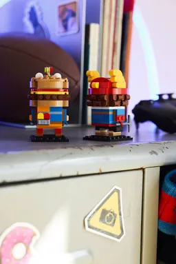 LEGO Beef Boss & Skye Figures (40910) - image 5