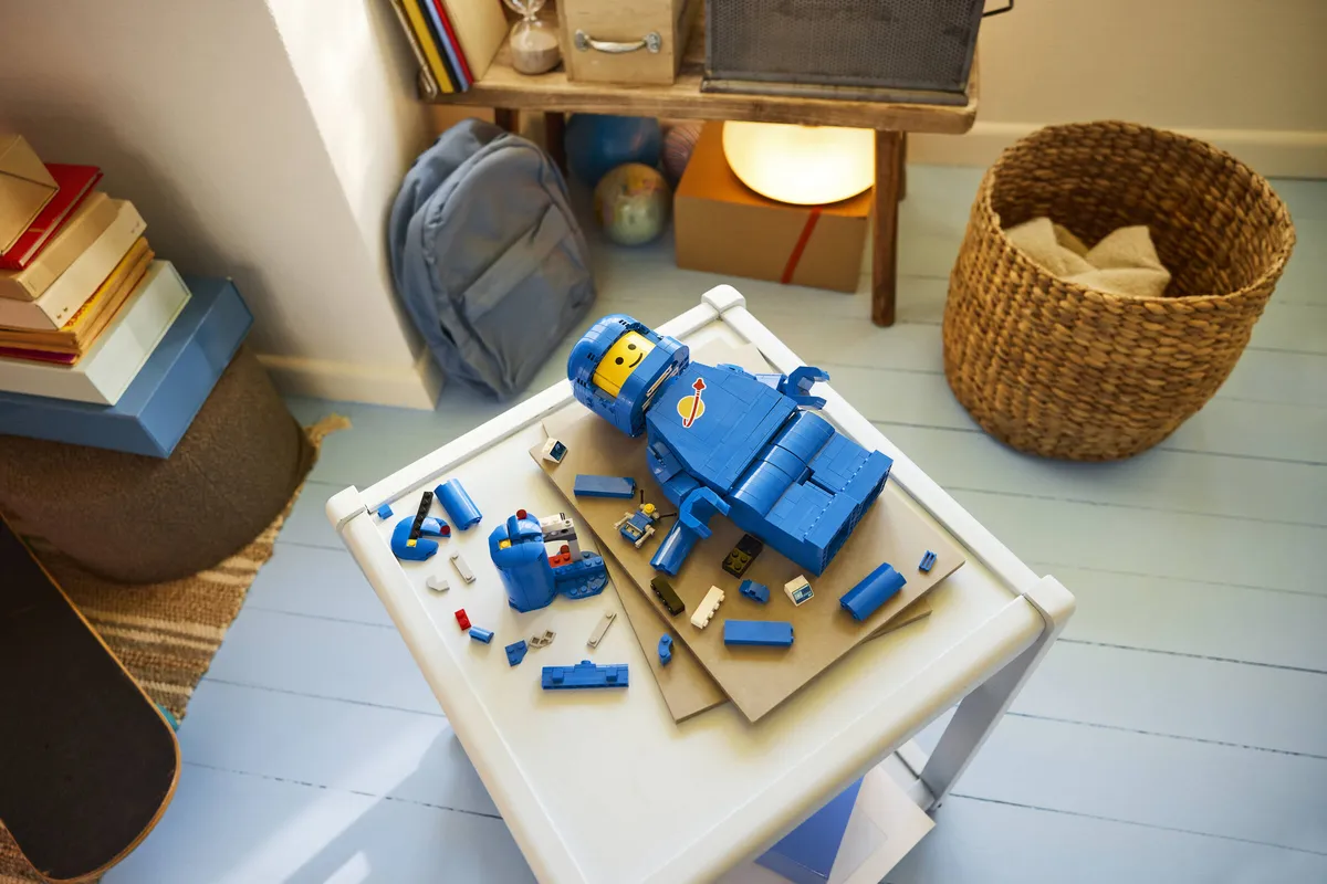LEGO Up-Scaled Blue Astronaut Minifigure (40921) - Bild 9