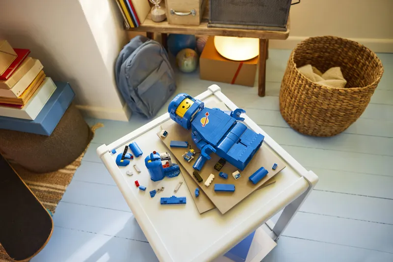 Up-Scaled Blue Astronaut Minifigure by LEGO – product photo 10 of 11