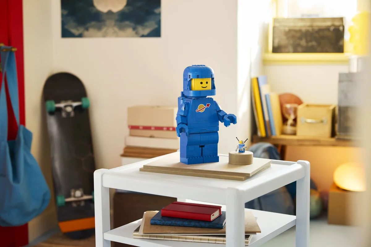 LEGO Up-Scaled Blue Astronaut Minifigure (40921) - Bild 6