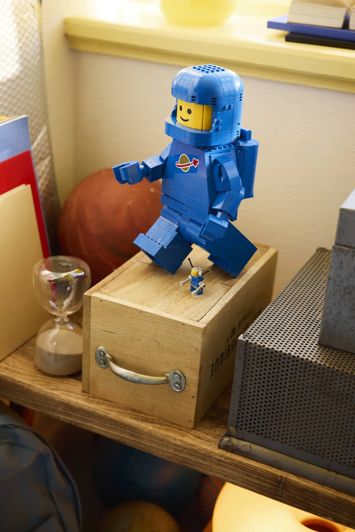 LEGO Up-Scaled Blue Astronaut Minifigure (40921) - Bild 7