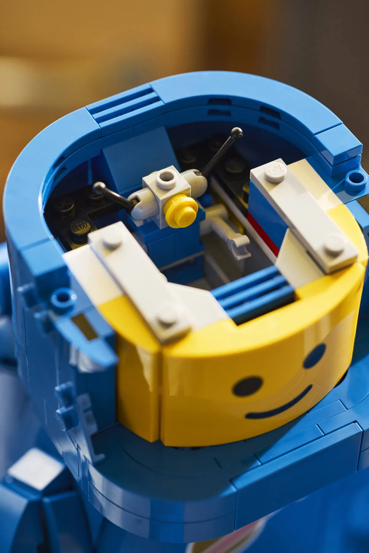 LEGO Up-Scaled Blue Astronaut Minifigure (40921) - Bild 8