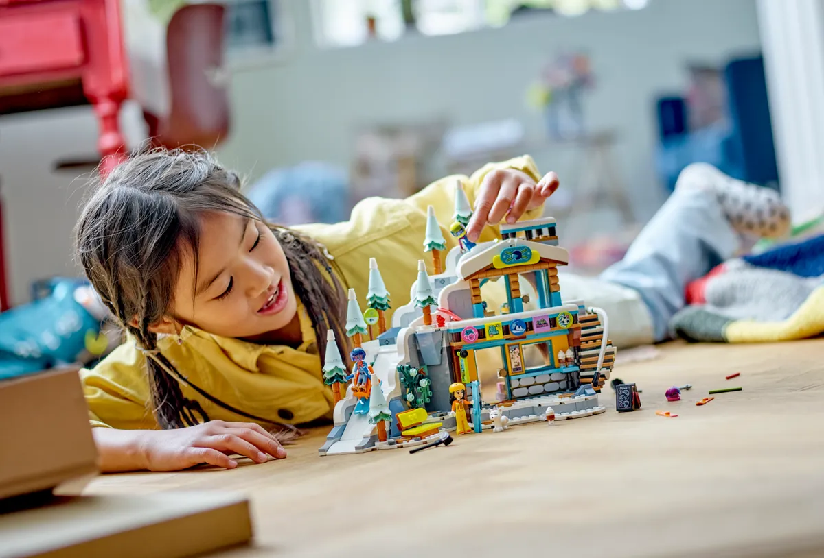 LEGO Holiday Ski Slope and Café (41756) - Bild 9