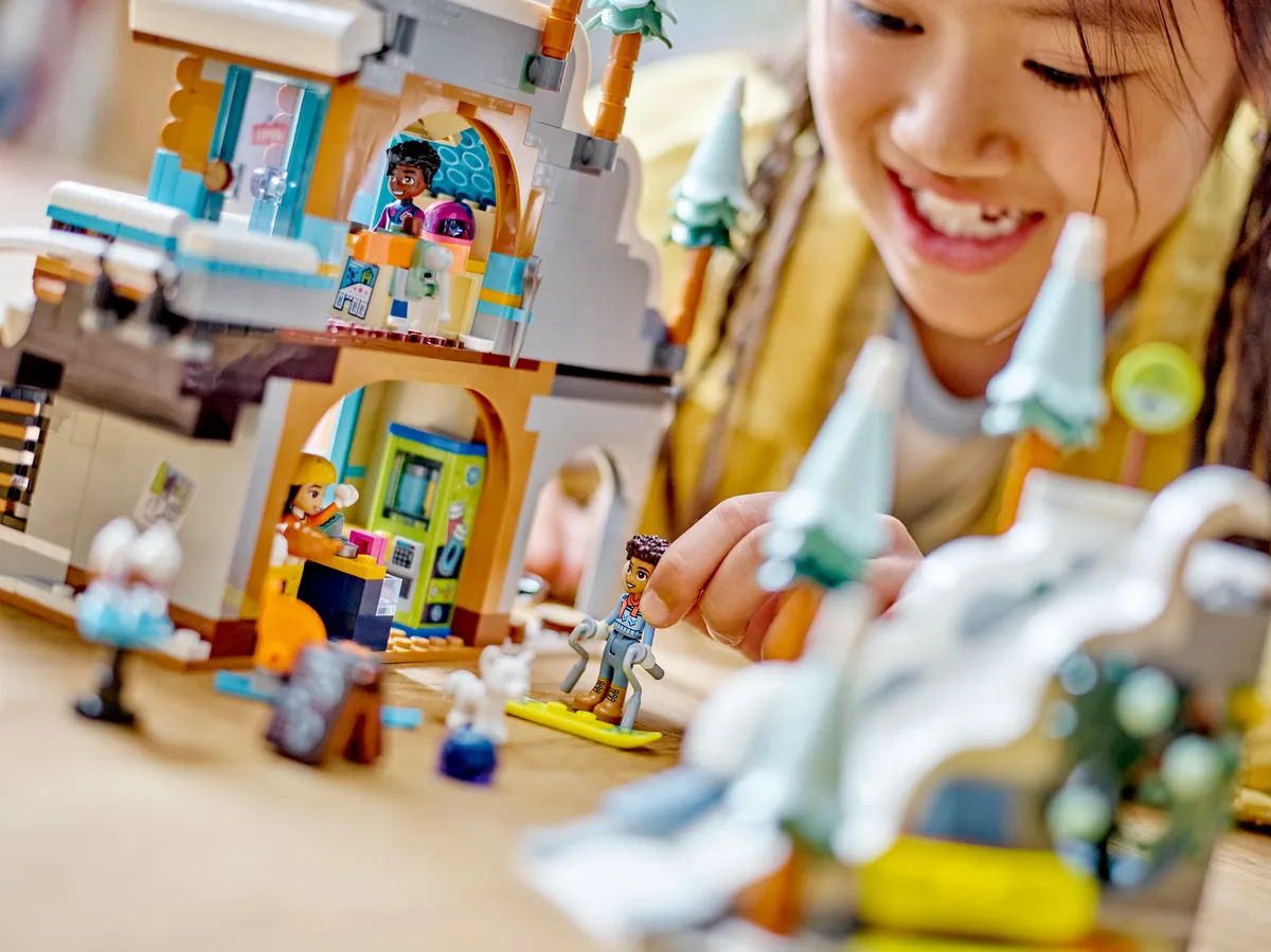 LEGO Holiday Ski Slope and Café (41756) - Bild 10